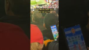 Man United chán đến mức một fan bắt đầu chơi Pokemon GO giữa trận 🥲