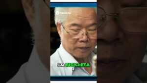 Pokémon GO  Velhinho usa 24 celulares na bicicleta!